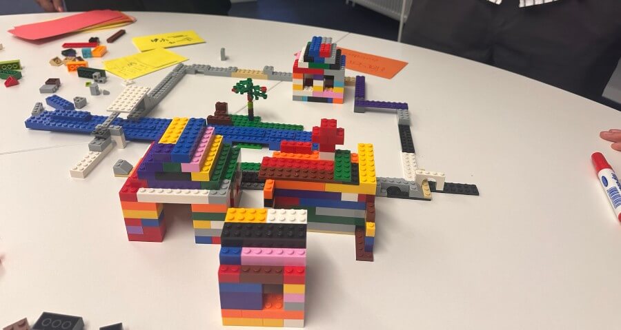 Legobausteine in bunten Farben um agiles arbeiten zu zeigen